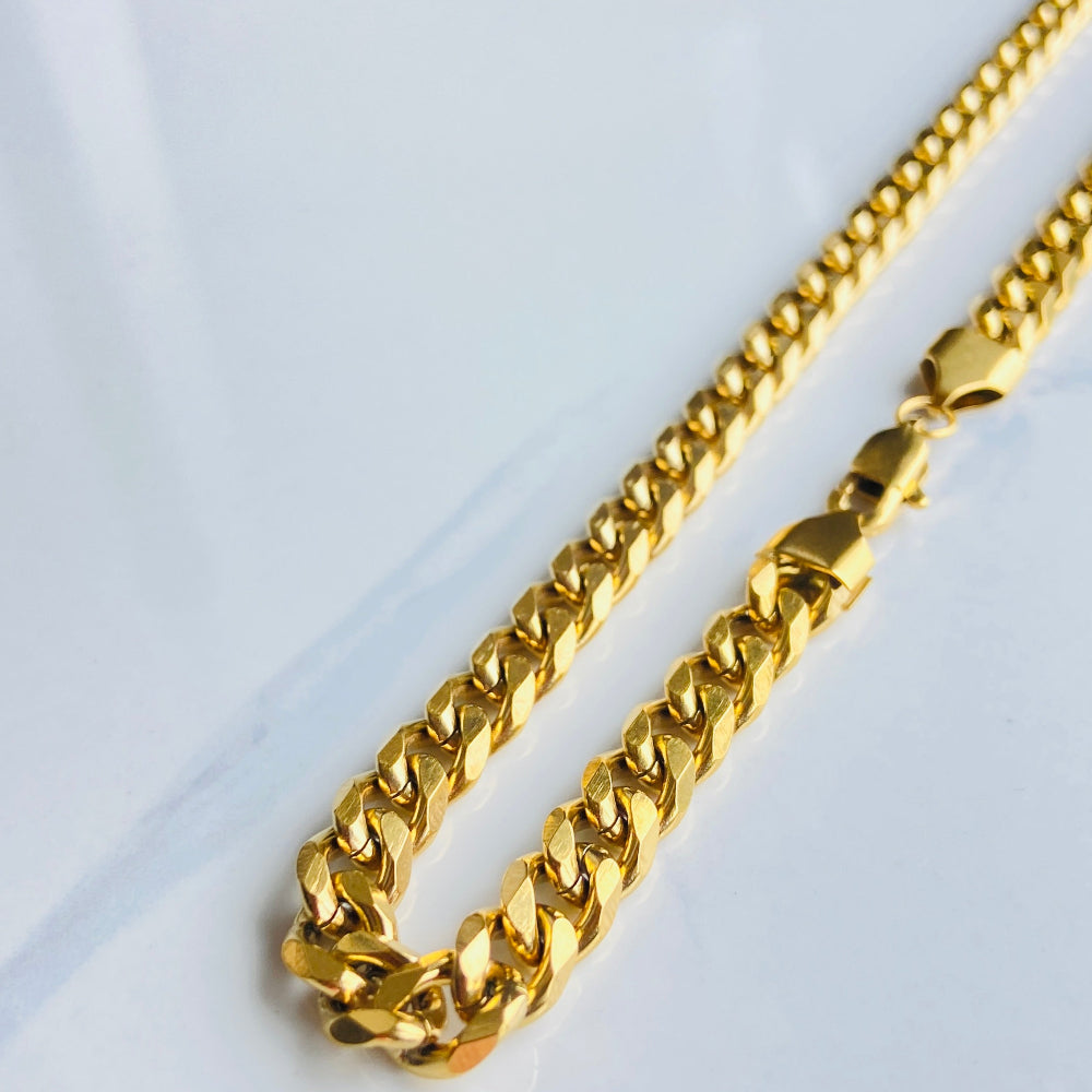 Gold chain necklace on a light gray background gold curb chain men women ladies gents kings queens stainless steel gold plated golden exclusive affordable luxury cuban link Deep Shine Jewellers jewellery jewelry Your Time To Shine DSJ trending premium accessories fashion
