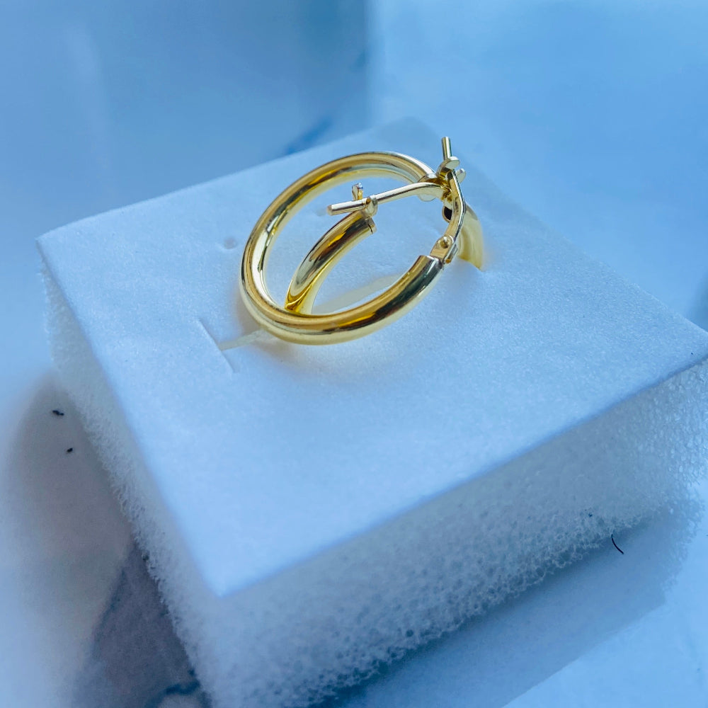 Gold hoop earring on a white stand with a blurred background Gold silver sleepers for mens women kings queens man lady kingdom exclusive by Deep Shine Jewellers jewellery jewelry affordable luxury shinning DSJ Your Time To Shine Cape town craftsmanship 