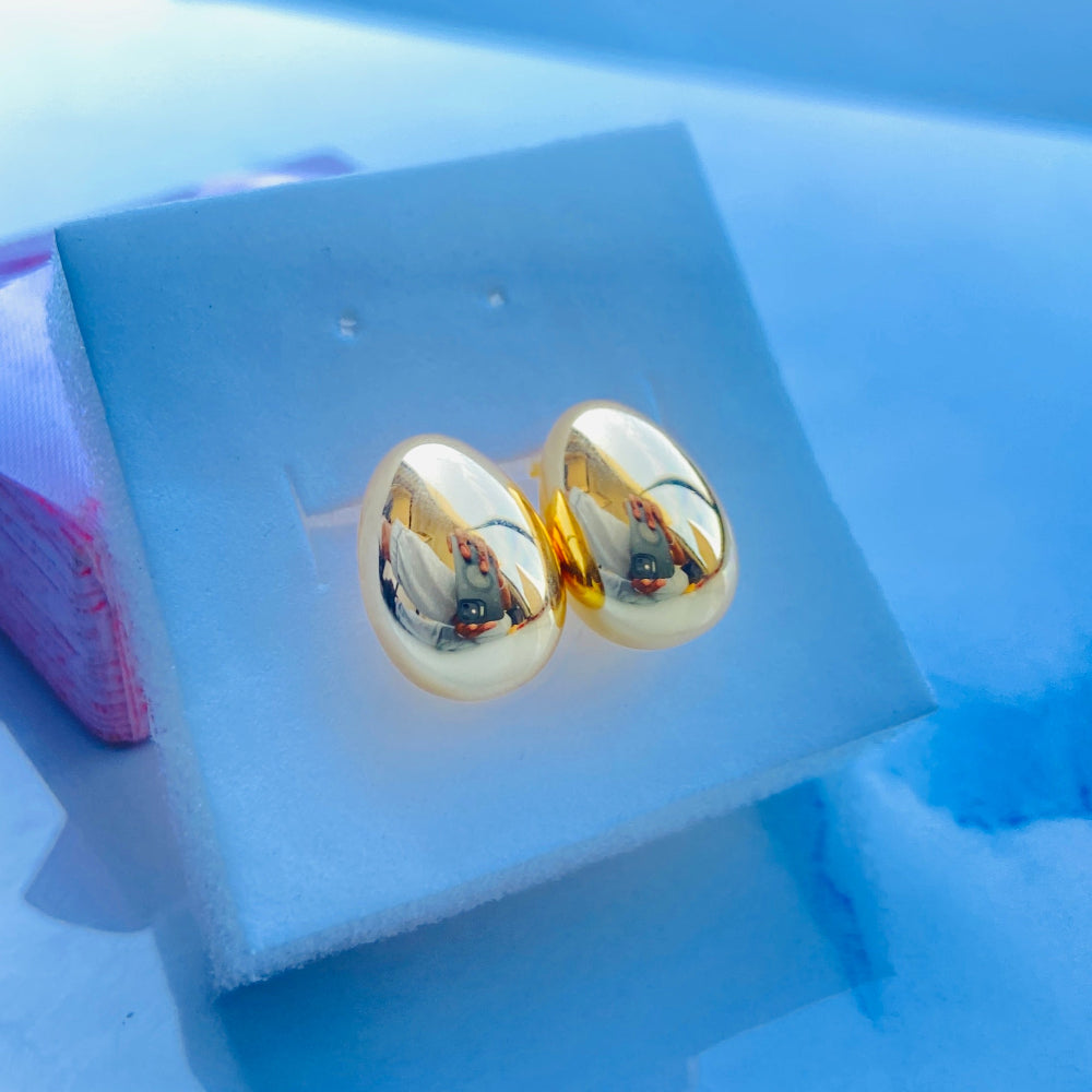 Gold earrings on a white display card with a blue background gold silver rain drop earrings for women ladies queens 925 silver sterling silver exclusive jewellery crafted jewelry kingdom of DSJ Deep Shine Jewellers Your Time To Shine gold plated shinning 