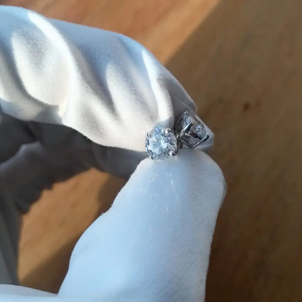 Deep Shine Silver Cubic Claw Earrings featuring a pair of sparkling diamond stud earrings