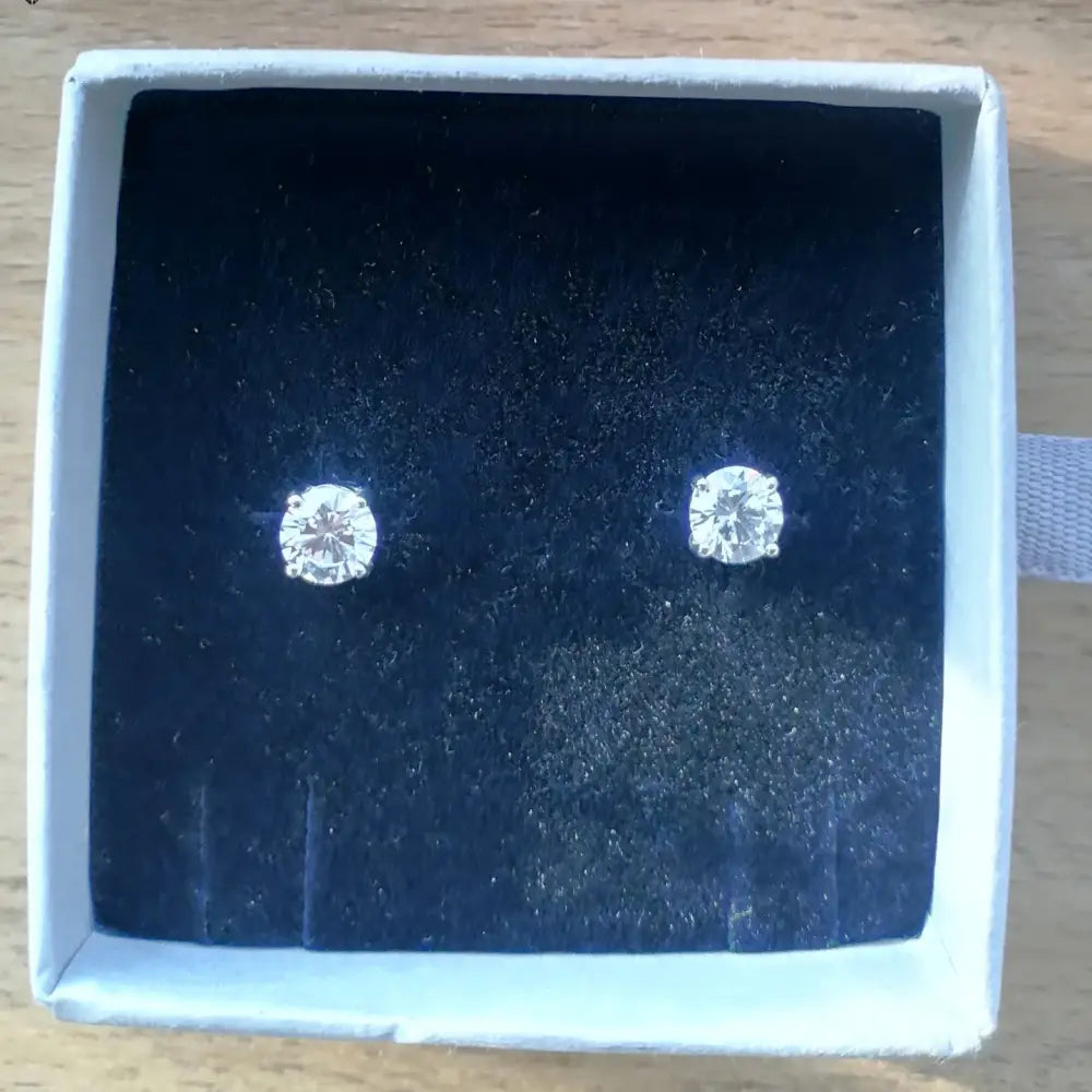 Deep Shine Silver Cubic Claw Earrings featuring round brilliant-cut diamond stud earrings in a white gift box