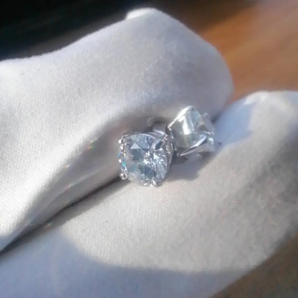 Deep Shine Silver Cubic Claw Earrings featuring a pair of sparkling diamond stud earrings