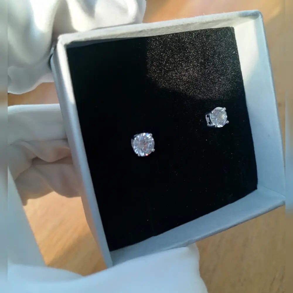 Deep Shine Silver Cubic Claw Earrings with round brilliant-cut diamonds in a white gift box