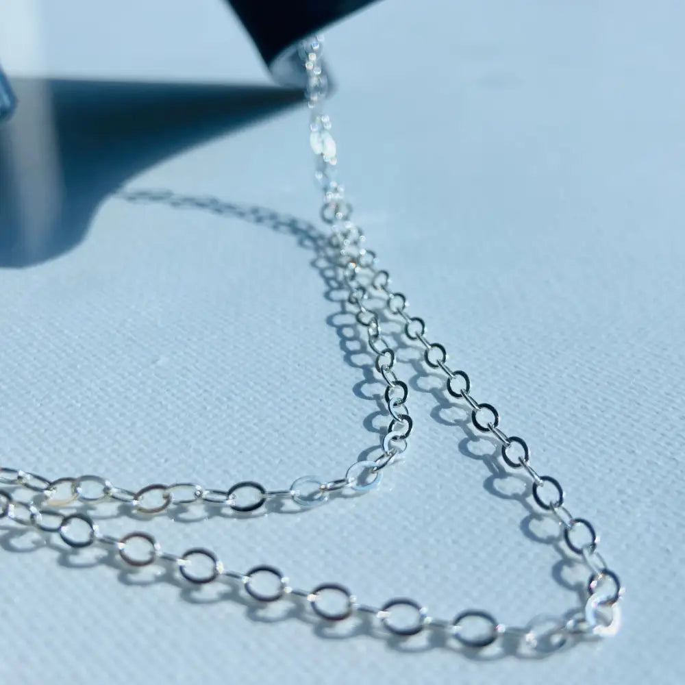 Silver cable chain with flat oval links for a elegant jewelry look