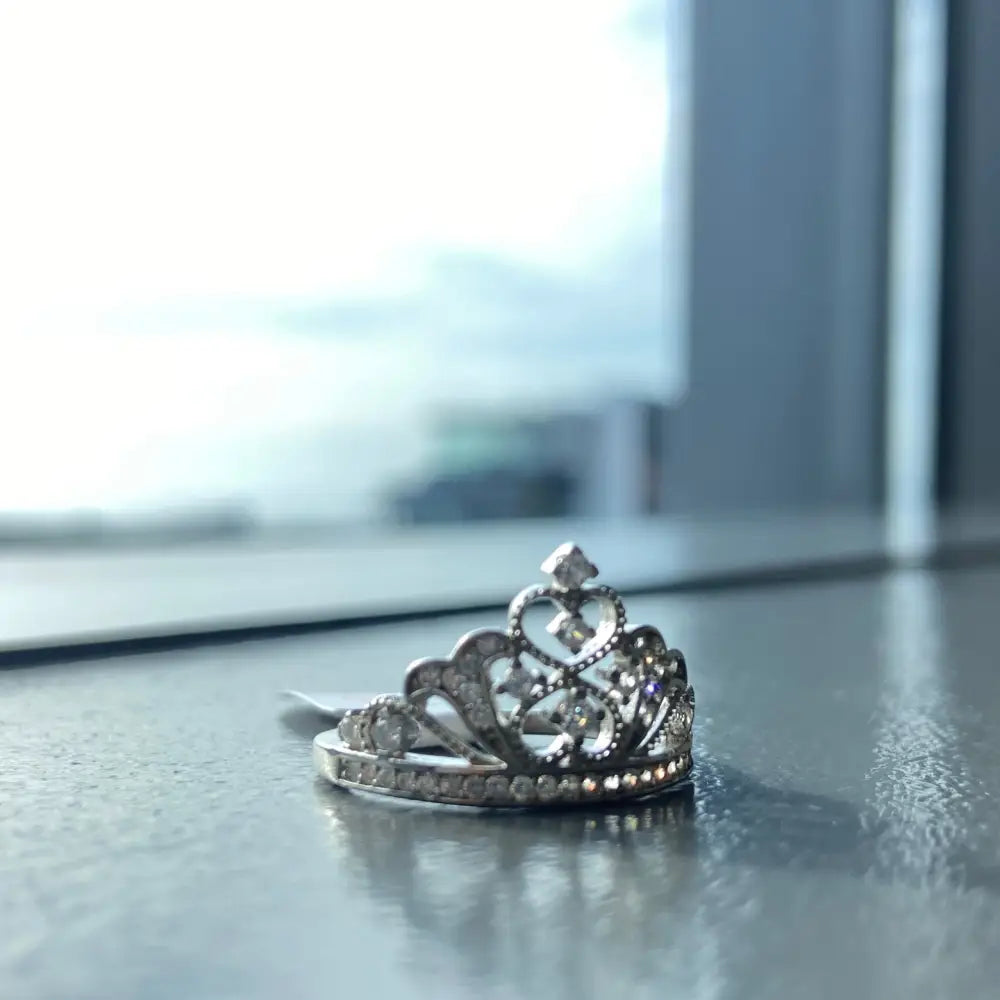 Silver Deep Shine Queen Crown Ring featuring a tiara-shaped design with small gemstones