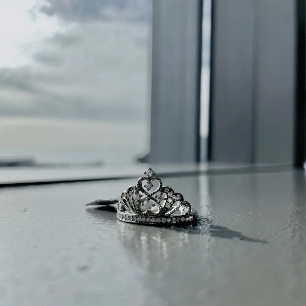 Silver Deep Shine Queen Crown Ring featuring a heart motif and clear gemstones