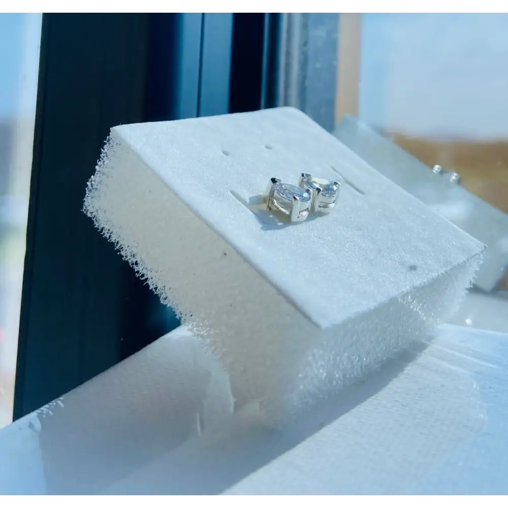 Brilliant-cut diamond stud earrings in white gold silver set with radiant shine