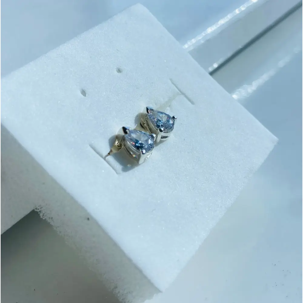 Teardrop-shaped stud earrings with clear gemstones in white gold silver set